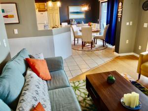 sala de estar con sofá azul y mesa en Gorgeous Ocean Views Patio Oasis Resort Amenities, en Myrtle Beach