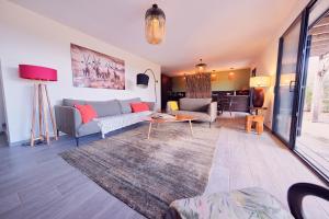 Posezení v ubytování Villa avec jardin et piscine + 37 fotografií