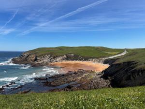 uma vista para uma praia com o oceano em HOLYDAY HOME SUANCES em Suances