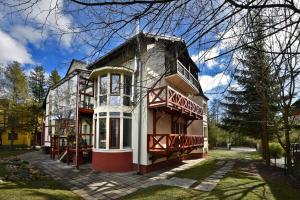 una casa vieja con rojo y blanco en Apartmany ZEA, en Tatranská Lomnica