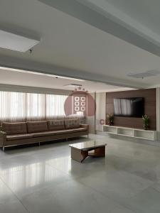 a living room with a couch and a table at Spazzio diRoma com acesso ao Acqua Park - Gabriel in Caldas Novas