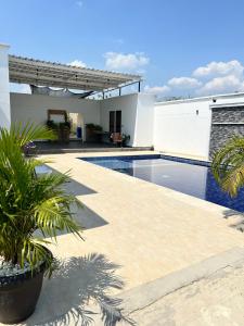 une villa avec une piscine et une maison dans l'établissement Carmelita campestre, à Polonuevo