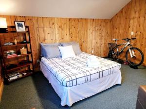 sypialnia z łóżkiem i rowerem w obiekcie Blacktail Cabin Hideaway with hot tub w mieście Lakeside