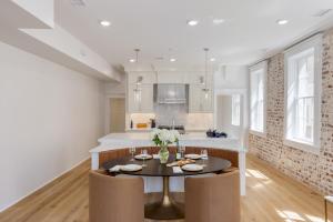 una cucina e una sala da pranzo con tavolo e sedie di State St B by AvantStay French Quarter Rooftop Aesthetic Design a Charleston