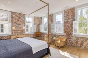 una camera con letto e muro di mattoni di State St B by AvantStay French Quarter Rooftop Aesthetic Design a Charleston