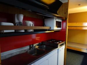 een kleine keuken met een wastafel en een fornuis bij Résidence Cascade - Studio pour 4 Personnes 19 in Arc 1600