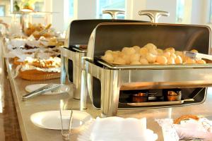 una línea de buffet con dos bandejas de comida en una mesa en Lacqua Diroma 12345 R1 en Caldas Novas