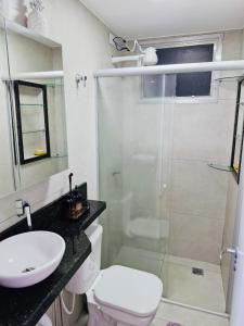 een badkamer met een toilet, een wastafel en een douche bij Aconchegante in Campo Grande
