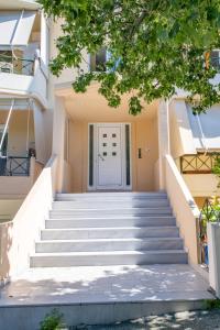 een trap naar de voordeur van een huis bij Rodini Sun Apartment in Rhodos-stad