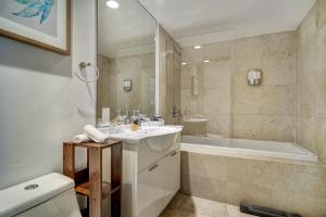 La salle de bains est pourvue d'un lavabo, d'une baignoire et de toilettes. dans l'établissement Lux 2BR - Water View - Pool - Spa - FREE Parking, à Miami