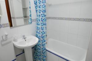コニル・デ・ラ・フロンテーラにあるGlauka Apartamento tranquilo con Aire Acondicionadoのバスルーム(シンク、シャワーカーテン付)