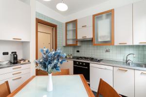 A kitchen or kitchenette at Nest of Elegance - 5 minuti dalla stazione -