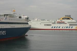 twee grote schepen zijn aangemeerd in het water bij Hotel Ionion in Piraeus
