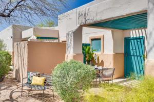 una casa en el desierto con una mesa y sillas en Tucson Studio with Golf Course and Pool Access!, en Tucson