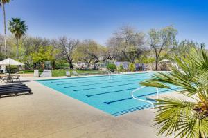 una gran piscina en un parque con árboles en Tucson Studio with Golf Course and Pool Access!, en Tucson