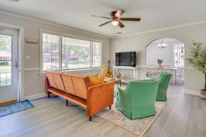 ein Wohnzimmer mit einem Tisch und grünen Stühlen in der Unterkunft Charming Hanahan Home 10 Mi to Charleston! in Charleston