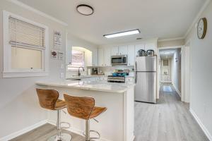 eine Küche mit weißen Schränken und einem Kühlschrank in der Unterkunft Charming Hanahan Home 10 Mi to Charleston! in Charleston