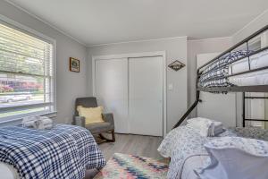 1 Schlafzimmer mit 2 Betten und 1 Hochbett in der Unterkunft Charming Hanahan Home 10 Mi to Charleston! in Charleston