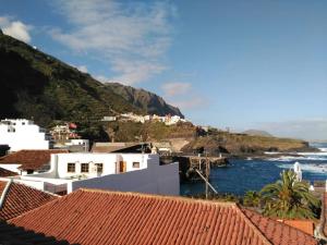 widok na miasto i ocean z domów w obiekcie Ático con terraza Anexa, Garachico. w mieście Garachico