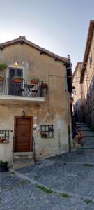 - un bâtiment avec une porte en bois et un balcon dans l'établissement Villa Amelia, à Bracciano
