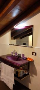 La salle de bains est pourvue d'un lavabo et d'un miroir. dans l'établissement Villa Amelia, à Bracciano