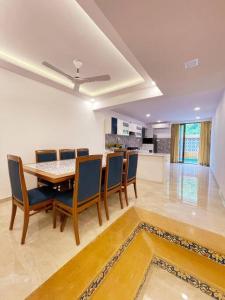 a dining room with a table and chairs at Villa Amarela in Panaji