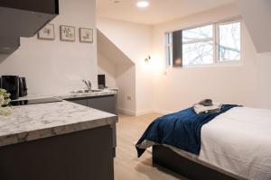 cocina con cama y lavabo en una habitación en Modern Spacious Central Studio en Mánchester