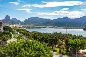 een uitzicht op een stad met bergen en een waterlichaam bij Unhotel-Home Office Loft Vista para Lagoa in Rio de Janeiro