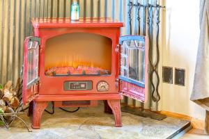 尼德兰Arapaho Forest Lodge w Hot Tub + Trail Access的房间里的红色燃木炉 更多65张照片