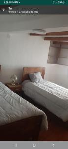 Duas camas sentadas uma ao lado da outra num quarto em Taita wasi em Cajamarca