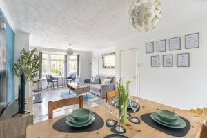 ein Wohnzimmer mit einem Tisch und einem Sofa in der Unterkunft Detached House with Free Parking, Fast Wifi, Smart TV and Garden by Yoko Property in Coventry