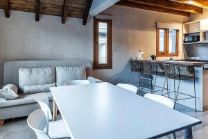 ein Wohnzimmer mit einer Couch und einem Tisch und Stühlen in der Unterkunft Happy Host - Domo Paisajismo in Villa La Angostura + 4 Fotos