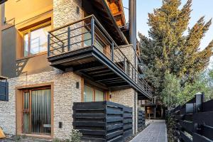 ein Gebäude mit einer Seitentreppe in der Unterkunft Happy Host - Domo Paisajismo in Villa La Angostura