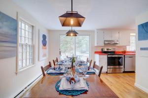 Una cocina y un comedor con mesa y sillas. en Private Lake Access Great for Families, en Orleans