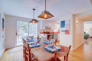 Una cocina y un comedor con mesa y sillas. en Private Lake Access Great for Families, en Orleans