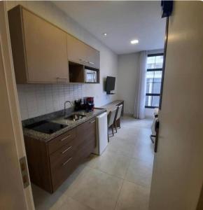 uma cozinha com um lavatório e uma bancada em Pilon 427 em São Paulo