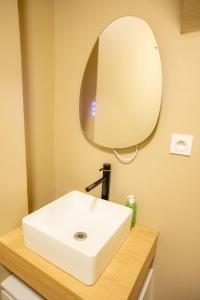 Un baño con un lavabo blanco y un espejo. en Loft - centre historique, en Villefranche-sur-Mer 82 fotos más
