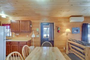 una cucina e una sala da pranzo con tavolo in legno di Dog-Friendly Park Rapids Retreat with Boat Dock! a Arago