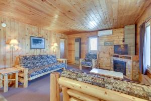 uma sala de estar com um sofá e uma lareira em Wooded Park Rapids Cabin Lake Access, Boat Slip! em Arago