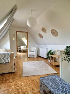 een woonkamer met een bank en een tafel bij Ferienhaus in Franken am Main in Kitzingen