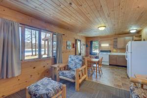 - une cuisine et une salle à manger dans une cabane en rondins dans l'établissement Serene Park Rapids Cabin Fire Pit, Lake Access!, à Arago