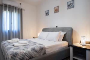 1 dormitorio con 1 cama con 2 toallas en Seacret House Sifnos, en Faros