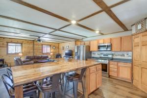 eine Küche mit einer großen Holzinsel in einem Zimmer in der Unterkunft Lakefront Cabin Getaway in Park Rapids Boat Dock! in Arago