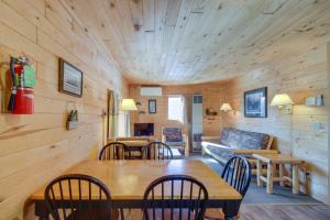 ein Wohnzimmer mit einem Tisch, Stühlen und einem Sofa in der Unterkunft Waterfront Park Rapids Escape with Charcoal Grill! in Arago