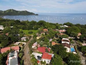 una vista aérea de una pequeña ciudad con casas y el océano en 2-BD Unit with Pool 2 Blocks from Beach, en Coco