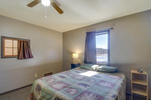 een slaapkamer met een bed en een raam bij Park Rapids Cabin with Fire Pit and Lake View! in Arago