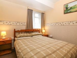 Ένα ή περισσότερα κρεβάτια σε δωμάτιο στο First Floor Apartment