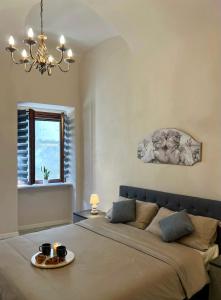 een slaapkamer met een bed met een bord eten erop bij Calosso Wine View Escape in Calosso