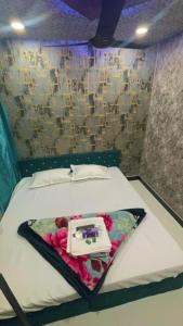 Cette chambre dispose d'un lit avec une machine à coudre. dans l'établissement sun guest house 2, à Ujjain