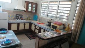 a kitchen with a counter and a microwave in it at Manou in Rivière-Pilote